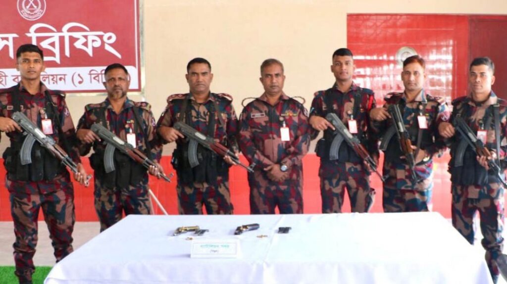 রাজশাহীর ভারত সীমান্ত এলাকা থেকে বিদেশি অস্ত্র উদ্ধার করল বিজিবি
