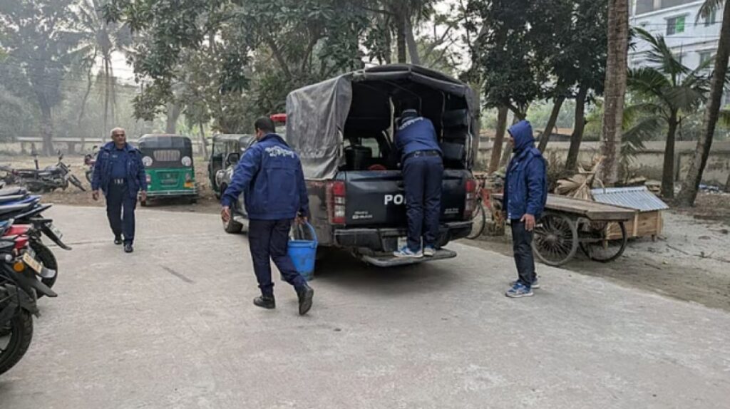 শরীয়তপুরে যৌথ বাহিনীর অভিযানে ৯৫টি ককটেল উদ্ধার, আটক ৩