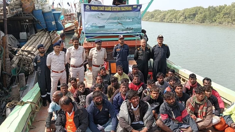 বঙ্গোপসাগর থেকে বাংলাদেশি ফিশিংবোটসহ ২৮ জেলেকে ধরে নিয়ে গেল ভারতীয় কোস্টগার্ড