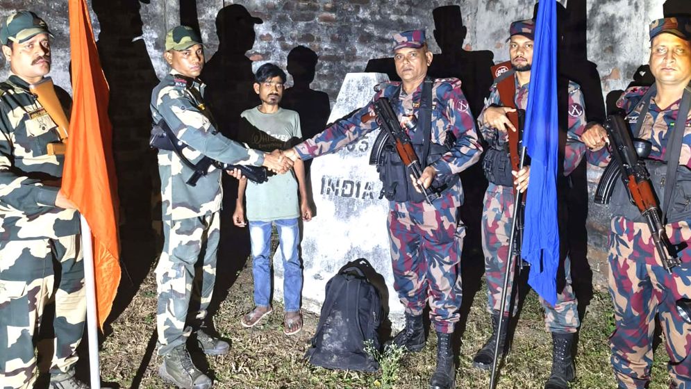 হিলি সীমান্তে যুবককে আটকের ৭ ঘণ্টা পর ফেরত দিলো বিএসএফ