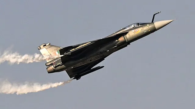 ভারতের তৃতীয় তেজাস বিমান বিধ্বস্ত, পুরো বহরের উড্ডয়ন স্থগিত