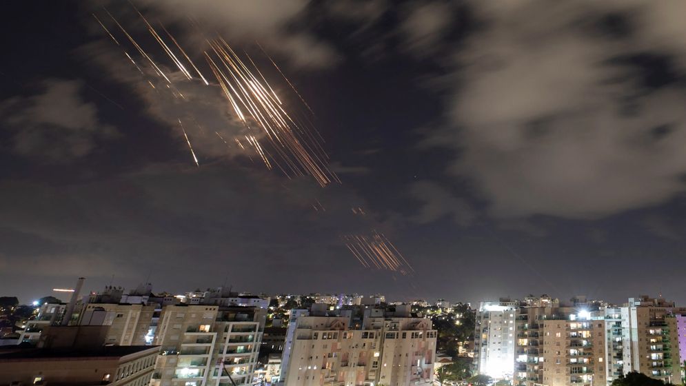 ইরানের ক্ষেপণাস্ত্র হামলায় কাঁপল ইসরাইল, বাহরাইন-কুয়েত-আবুধাবিতে ভয়াবহ বিস্ফোরণ