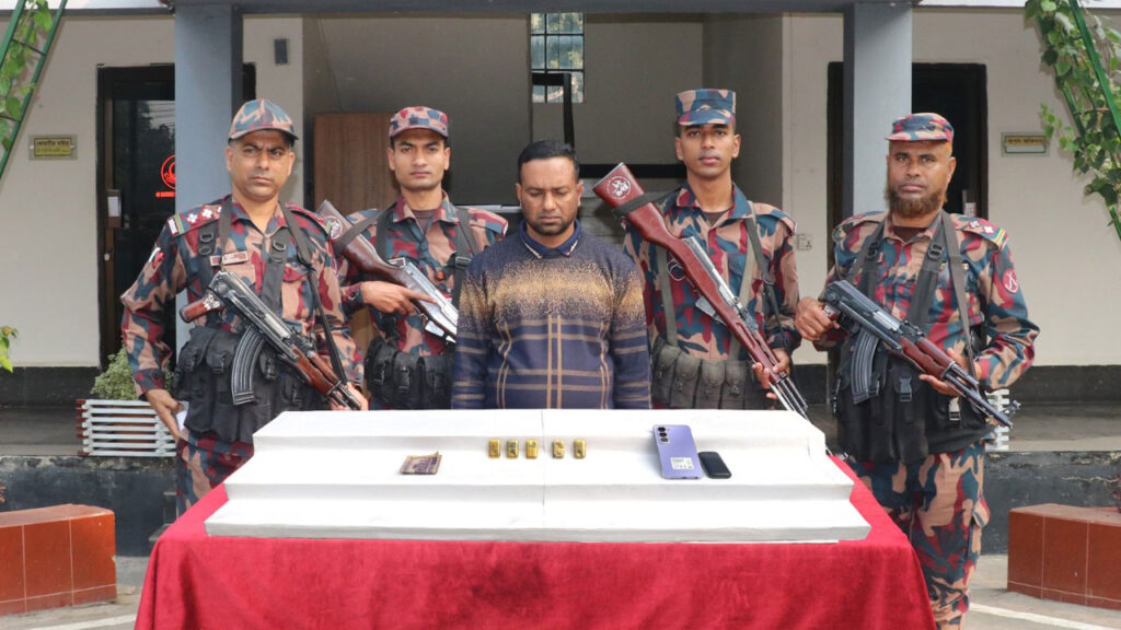 যশোরে বিজিবির হাতে আধা কেজি স্বর্ণের বারসহ পাচারকারী আটক