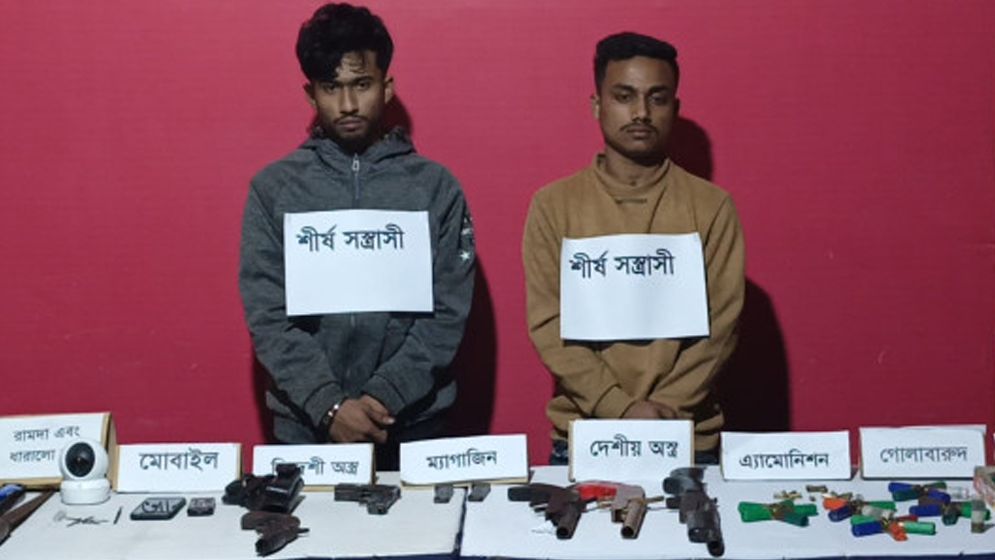 লক্ষ্মীপুরের চন্দ্রগঞ্জে যৌথ বাহিনীর অভিযানে বিপুল পরিমাণ অস্ত্রসহ আটক ২
