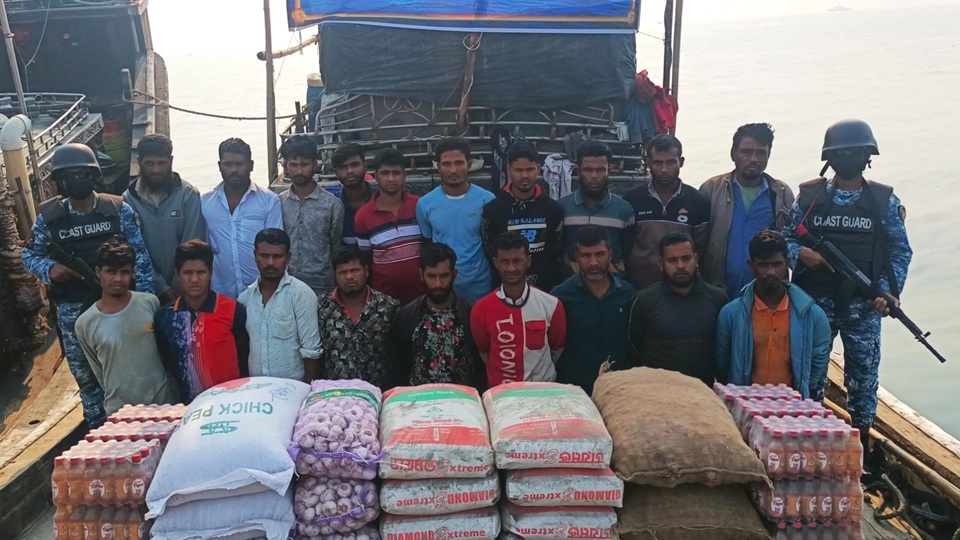 মিয়ানমারে পাচারকালে সিমেন্ট ও খাদ্যদ্রব্যসহ ১৯ পাচারকারী আটক