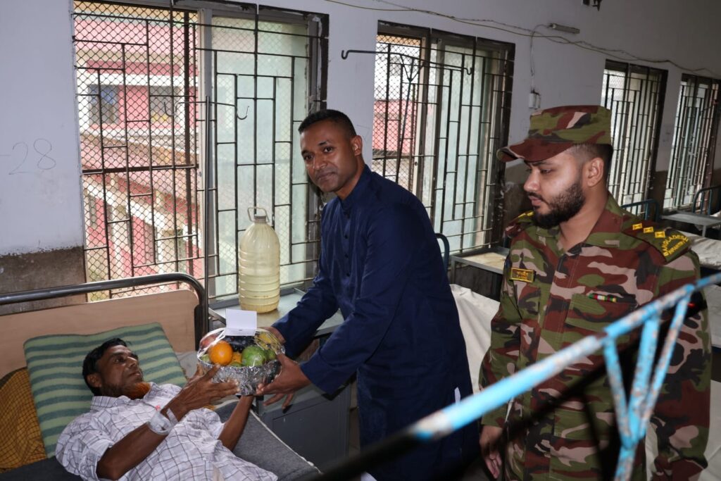আলীকদমে হাসপাতালে রোগীদের সঙ্গে ঈদের আনন্দ ভাগাভাগি করল সেনাবাহিনী