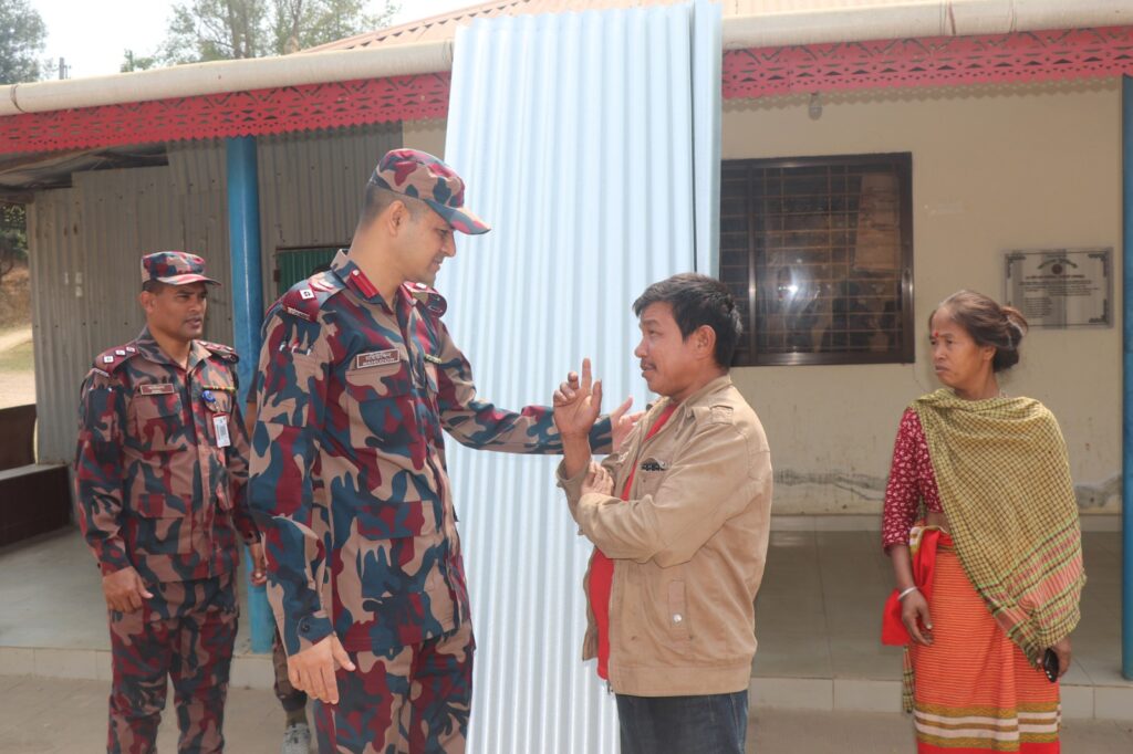 বাঘাইহাট ব্যাটালিয়নের উদ্যোগে অসহায় পরিবারকে ঢেউটিন ও অর্থ সহায়তা