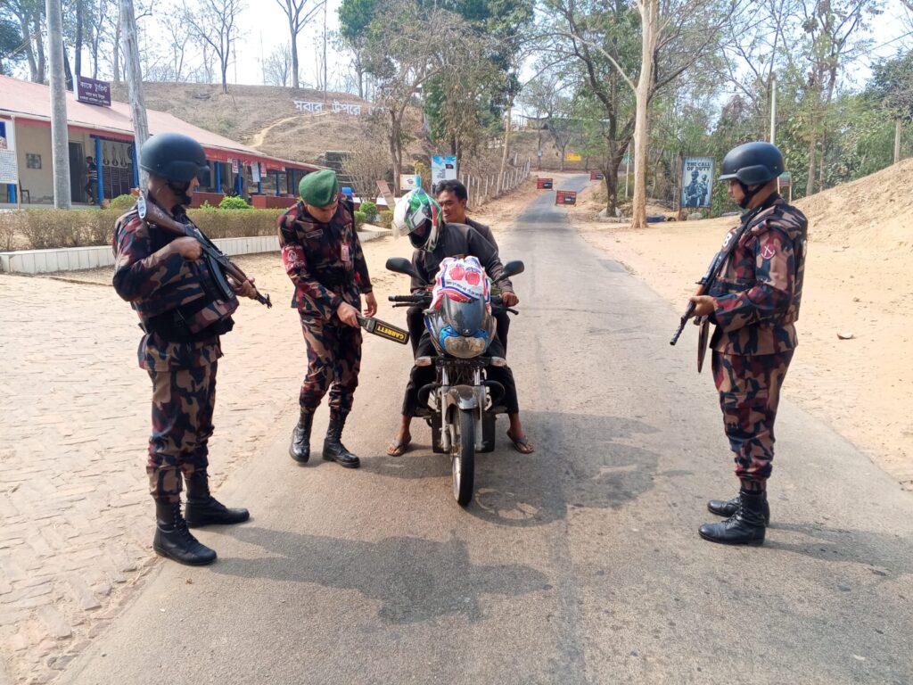 ঈদকে সামনে রেখে সাজেকে বিজিবির নিরাপত্তা জোরদার, বিভিন্ন পয়েন্টে চেকপোস্ট ও তল্লাশি