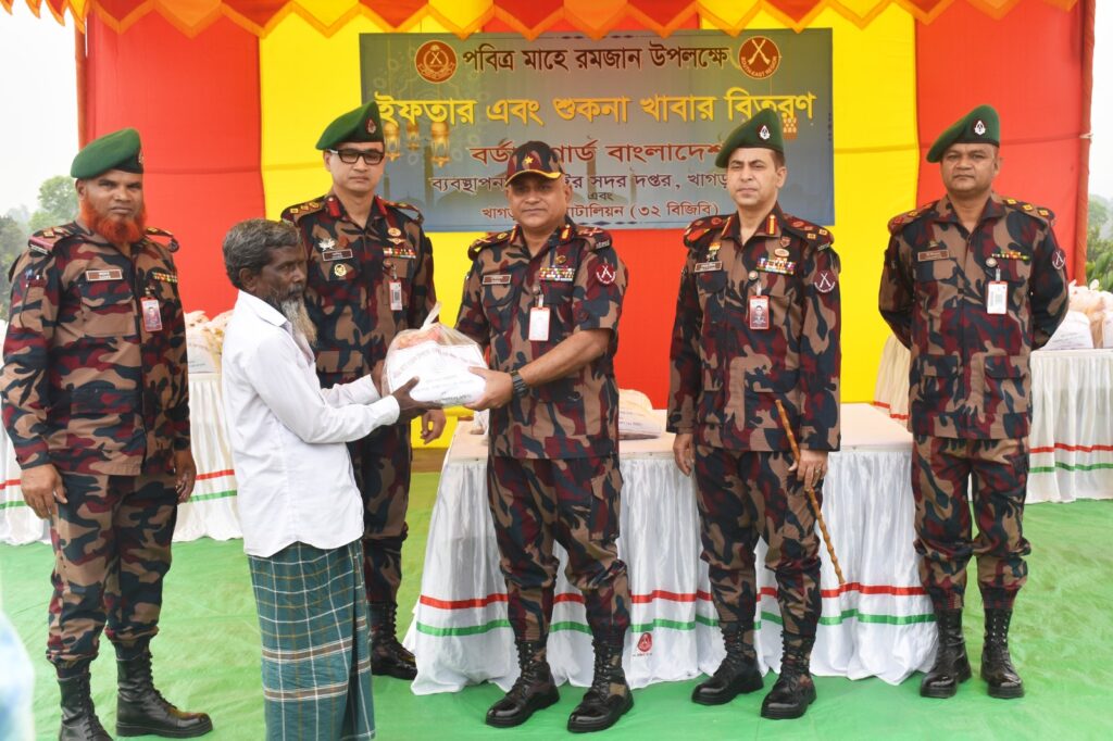 খাগড়াছড়িতে বিজিবির উদ্যোগে দুঃস্থ পরিবারের মাঝে ইফতার সামগ্রী বিতরণ