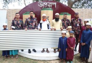 পানছড়িতে বিজিবির উদ্যোগে দুস্থ পরিবারের মাঝে ঈদ সামগ্রী ও টেউটিন বিতরণ