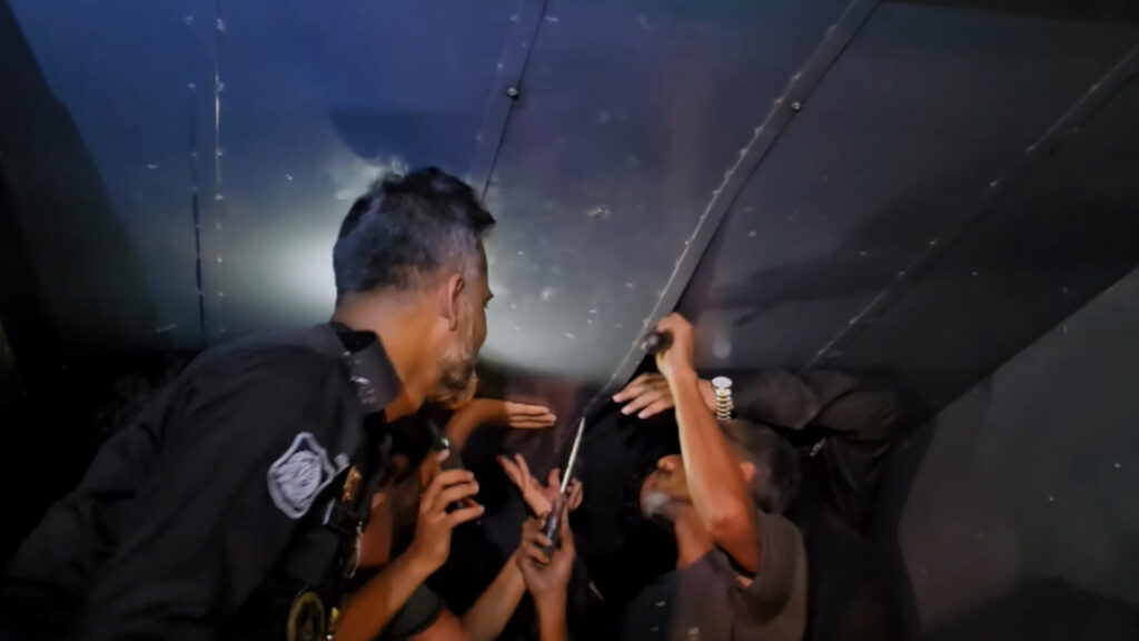 কাভার্ডভ্যানে অভিনব কায়দায় মাদক পাচার, ৮৬ কেজি গাঁজাসহ দুই পাচারকারী গ্রেফতার