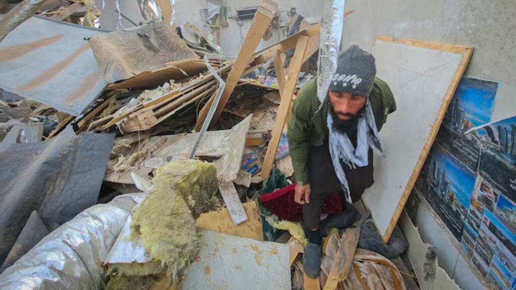 মিত্র থেকে শত্রু: আফগান তালেবানের ওপর পাকিস্তানের হামলার নেপথ্যে কী?