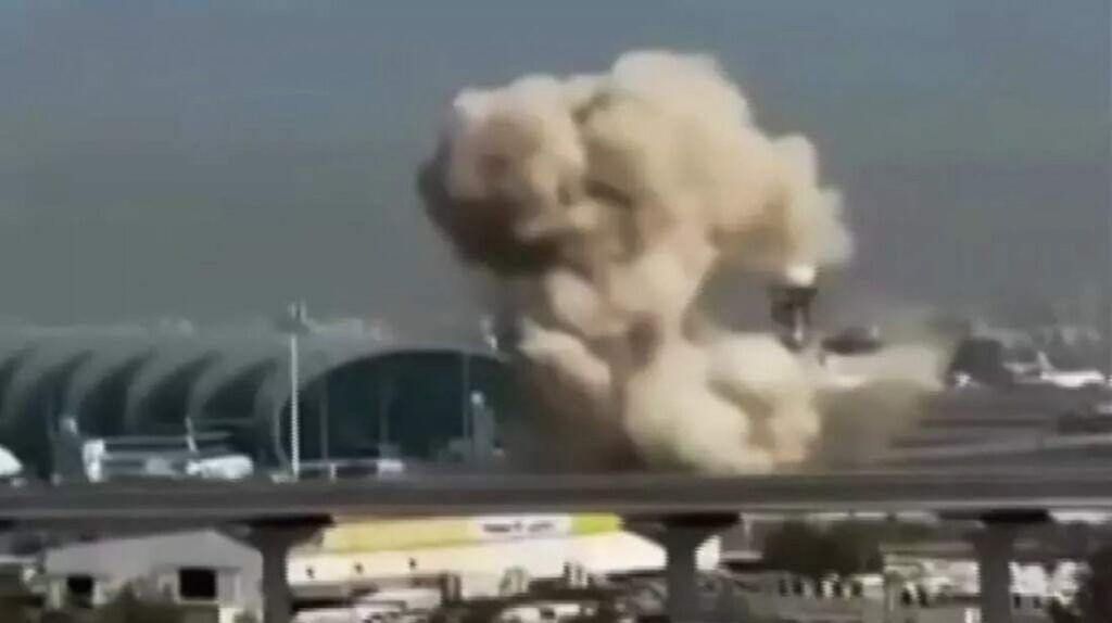 কুয়েতে ক্ষেপণাস্ত্র ও ড্রোন হামলা: ২ সীমান্তরক্ষী নিহত, বিমানবন্দরে আগুন