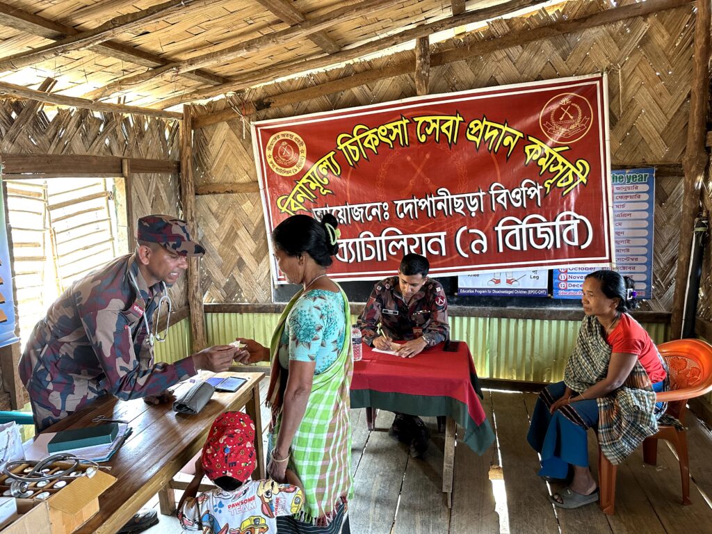 বান্দরবান-রাঙামাটি সীমান্তে বিজিবির মানবিক উদ্যোগ: দুর্গম এলাকায় বিনামূল্যে চিকিৎসাসেবা