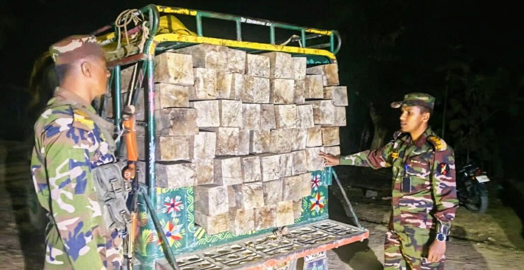 দীঘিনালায় অবৈধভাবে পাচারকালে সেনা অভিযানে ৬ লাখ টাকার কাঠ জব্দ