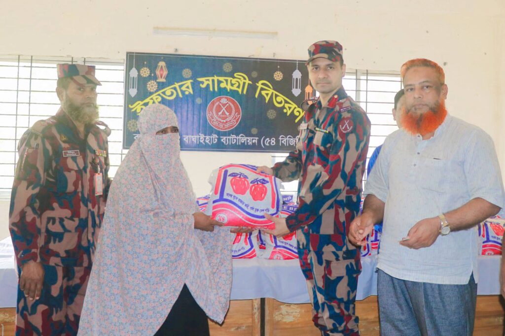 সাজেকে শতাধিক দুস্থ পরিবারের মাঝে বিজিবির ইফতার সামগ্রী বিতরণ