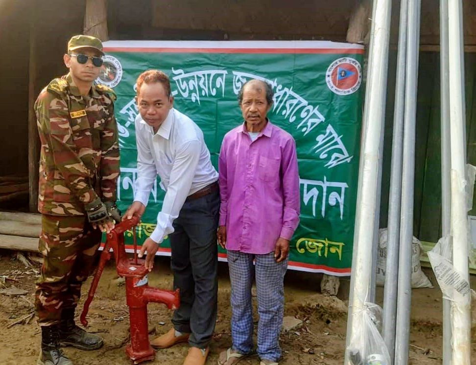 বিলাইছড়ির দুর্গম পাংখুয়া পাড়ায় বিশুদ্ধ পানির ব্যবস্থা করল সেনাবাহিনী
