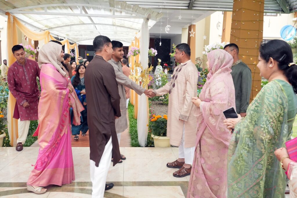 সেনাসদস্যদের সাথে ঈদের আনন্দে সেনাপ্রধান, সিএমএইচ পরিদর্শন ও সৌহার্দ্যপূর্ণ শুভেচ্ছা বিনিময়