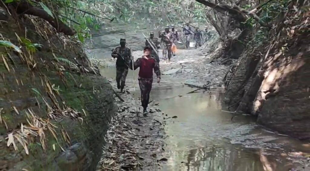 ঈদের আনন্দ ছেড়ে পাহাড়ি সীমান্ত সুরক্ষায় বিজিবির কঠোর নজরদারি