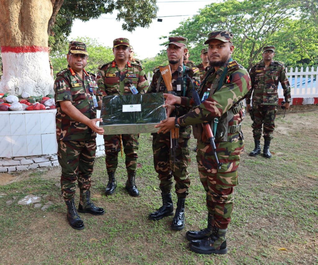ঈদ উপলক্ষে রাঙামাটির দুর্গম এলাকায় সেনা ক্যাম্প পরিদর্শনে সেনাবাহিনী প্রধান
