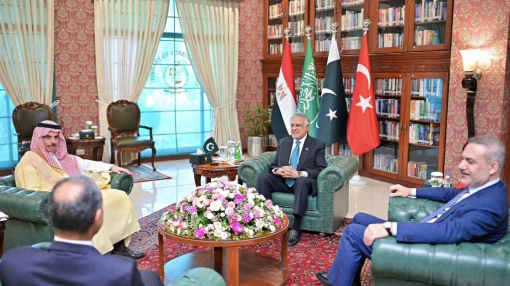 ইরান যুদ্ধ অবসানের পথ খুঁজতে ইসলামাবাদে ৪ দেশের পররাষ্ট্রমন্ত্রীদের বৈঠক