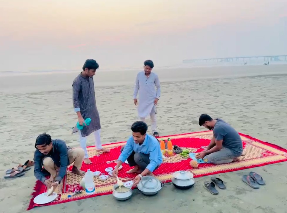 সারাদিনের রোজা শেষে কক্সবাজারের সৈকতপাড়ে প্রশান্তির ইফতার