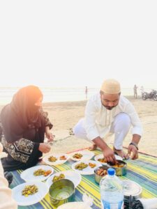 সারাদিনের রোজা শেষে কক্সবাজারের সৈকতপাড়ে প্রশান্তির ইফতার 