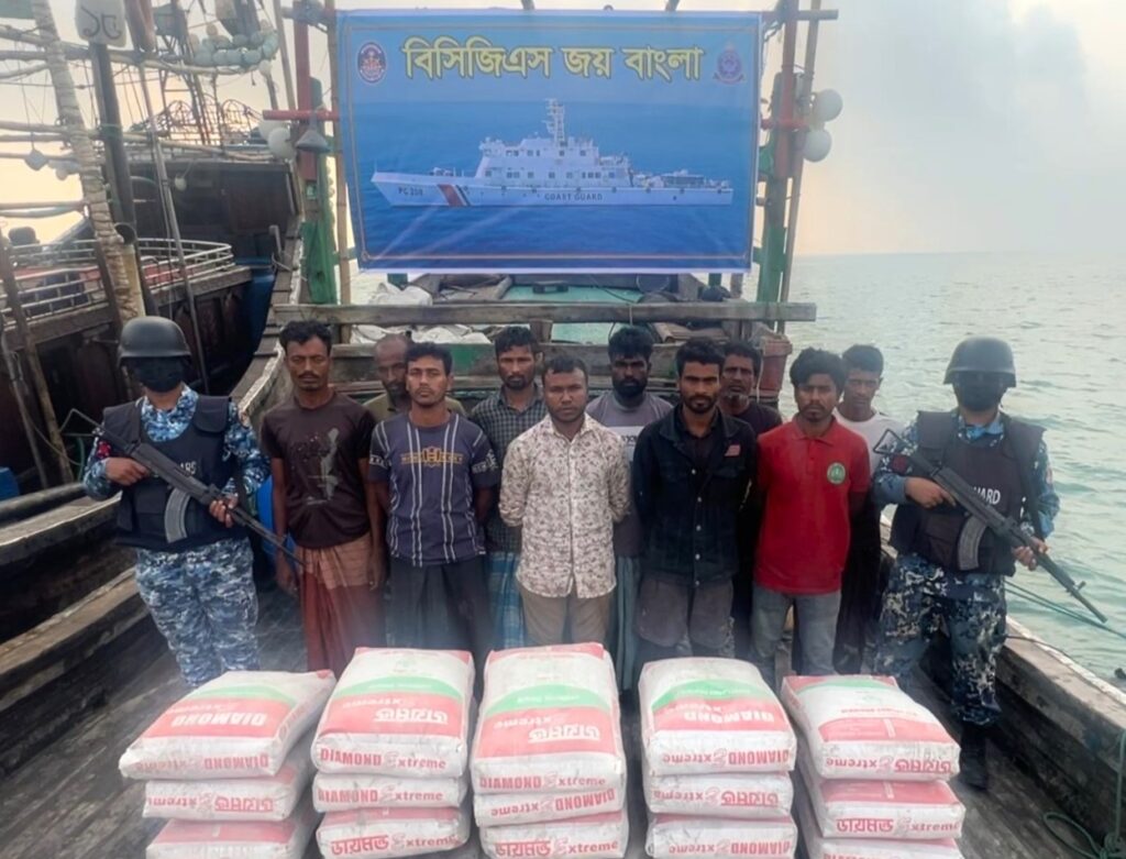 মিয়ানমারে পাচারকালে ছেঁড়াদ্বীপে ৬০০ বস্তা সিমেন্টসহ আটক ১০