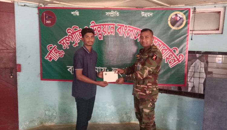 লংগদু জোনের সহায়তায় এইচএসসি পরীক্ষার্থী সোহাগের ফরম পূরণের সুযোগ