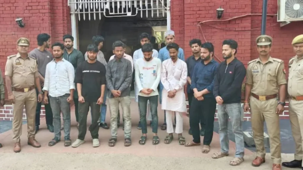 ভারতে গঙ্গা নদীতে নৌকায় ইফতার আয়োজন, গ্রেপ্তার ১৪