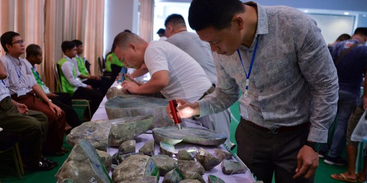 রত্ন প্রদর্শনীতে মিয়ানমার-চীন সমঝোতা, বেইজিংয়ের ওপর নির্ভরতা বাড়াচ্ছে জান্তা