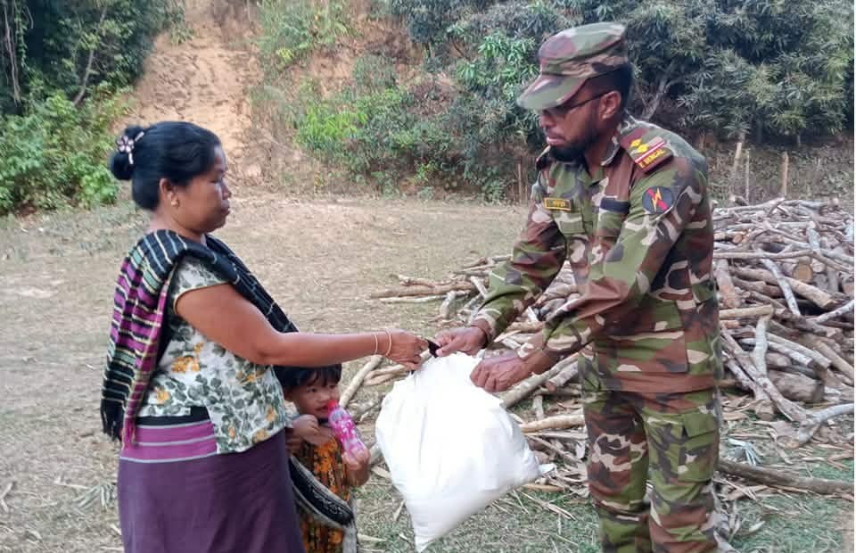 মহালছড়ি সেনা জোনের উদ্যোগে ১৭০ পরিবারের মাঝে ঈদ উপহার বিতরণ