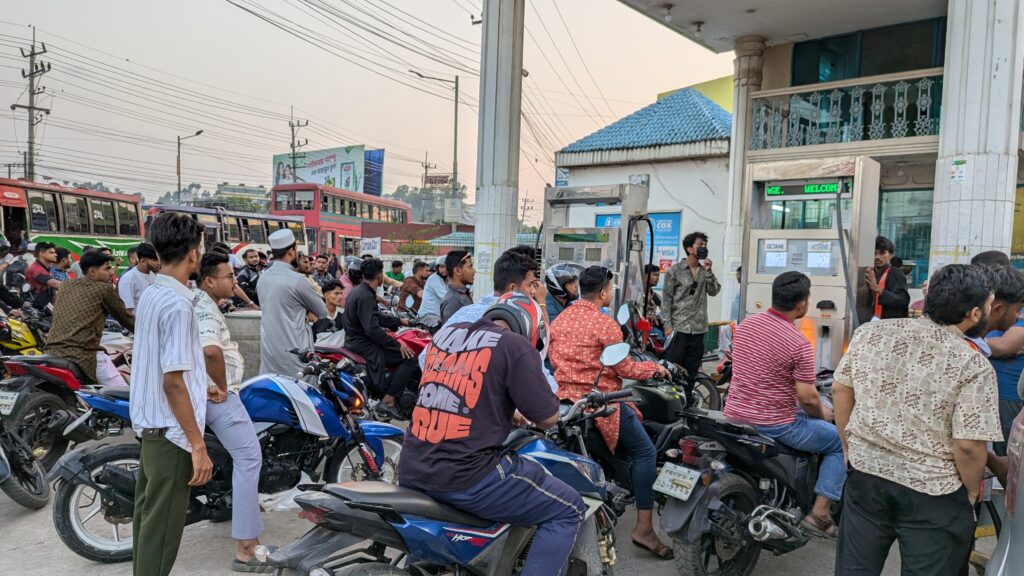 কক্সবাজারে জ্বালানি তেলের জন্য ফিলিং স্টেশনে যানবাহনের দীর্ঘ লাইন