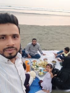 সারাদিনের রোজা শেষে কক্সবাজারের সৈকতপাড়ে প্রশান্তির ইফতার 