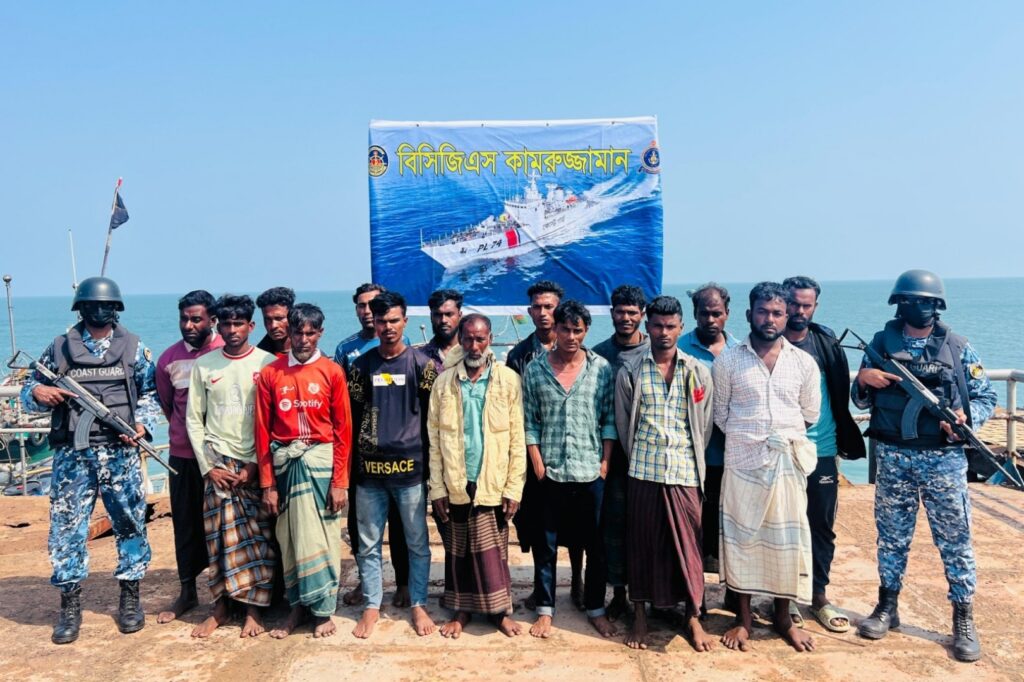 সাগরপথে মালয়েশিয়া পাচারকালে ১৫৩ জনকে উদ্ধার করল কোস্টগার্ড, আটক ১৫