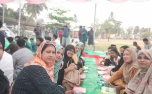 খোলা ময়দানে ত্রিপল বিছিয়ে কক্সবাজার জেলা বিএনপির ইফতার
