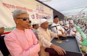 খোলা ময়দানে ত্রিপল বিছিয়ে কক্সবাজার জেলা বিএনপির ইফতার