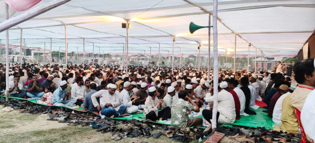 খোলা ময়দানে ত্রিপল বিছিয়ে কক্সবাজার জেলা বিএনপির ইফতার