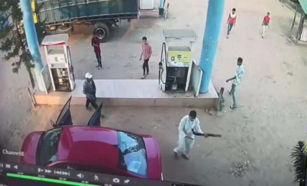 রামুতে চাহিদামতো তেল না পেয়ে ফিলিং স্টেশনে অস্ত্র উঁচিয়ে তাণ্ডব, ইটভাটার মালিক আটক