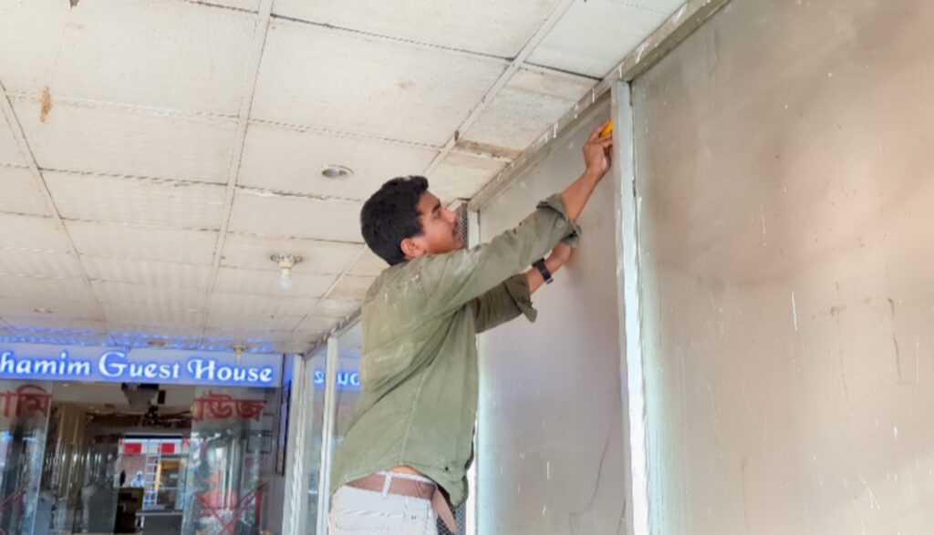 ঈদের আনন্দ বিসর্জন দিয়ে পর্যটকের সেবায় কক্সবাজারের হোটেল-রেস্তোরাঁ কর্মীরা