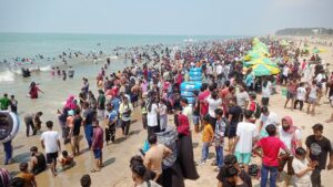 ঈদের দ্বিতীয় দিনে পর্যটকে মুখর কক্সবাজার সমুদ্রসৈকত