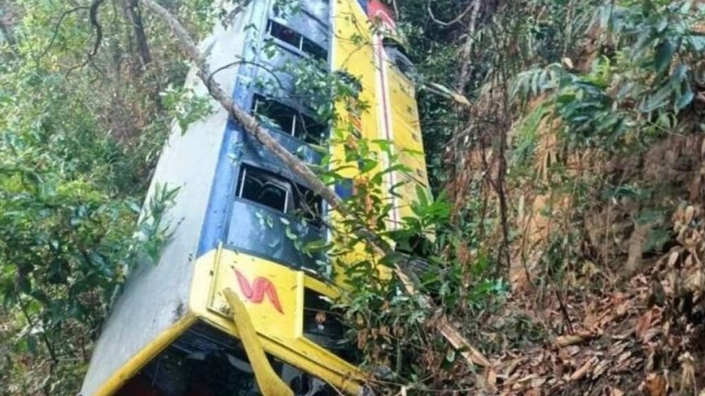 বান্দরবানে গভীর খাদে পর্যটকবাহী বাস, আহত অন্তত ৩০