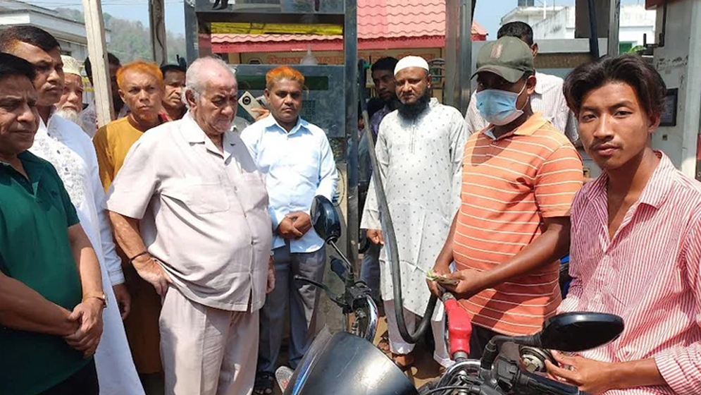 বান্দরবানে বন্ধ ফিলিং স্টেশন খুলে নিজে দাঁড়িয়ে তেল বিতরণ করলেন এমপি সাচিং প্রু জেরী