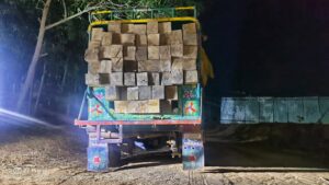 দীঘিনালায় অবৈধভাবে পাচারকালে সেনা অভিযানে ৬ লাখ টাকার কাঠ জব্দ