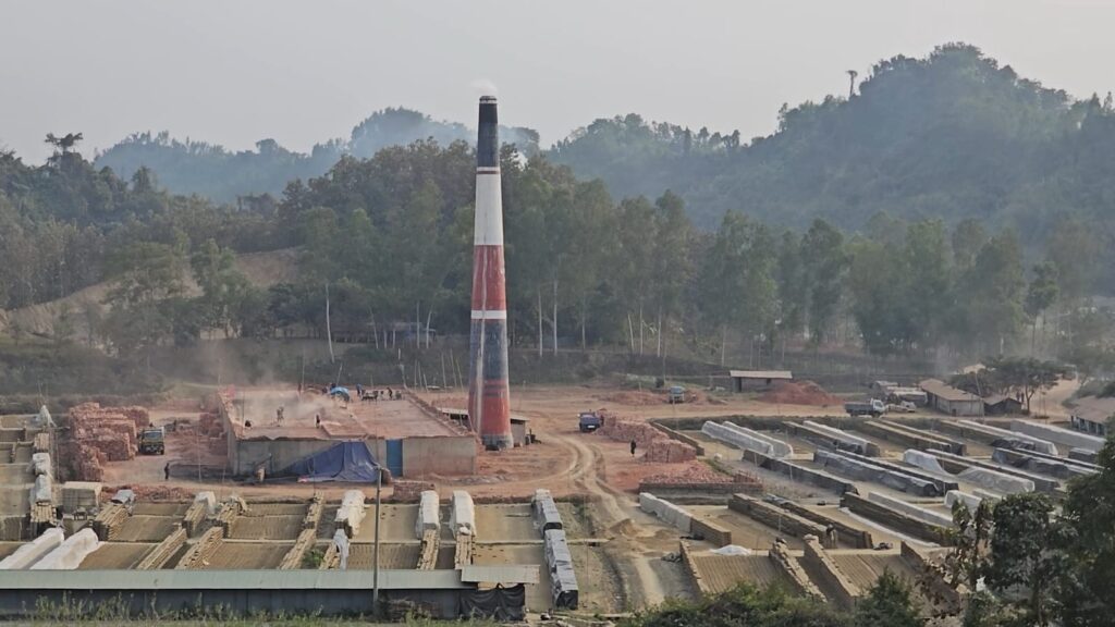 পরিবেশ বিধ্বংসী কর্মকান্ড: বান্দরবানে ৫টি অবৈধ ইটভাটা মালিকের বিরুদ্ধে গ্রেফতারী পরোয়ানা জারি