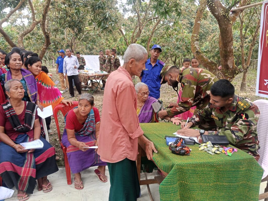 দুর্গম নোয়াপাড়ায় ৩৬৮ জনের মাঝে বিনামূল্যে চিকিৎসা ও ঔষধ বিতরণ করল দীঘিনালা জোন