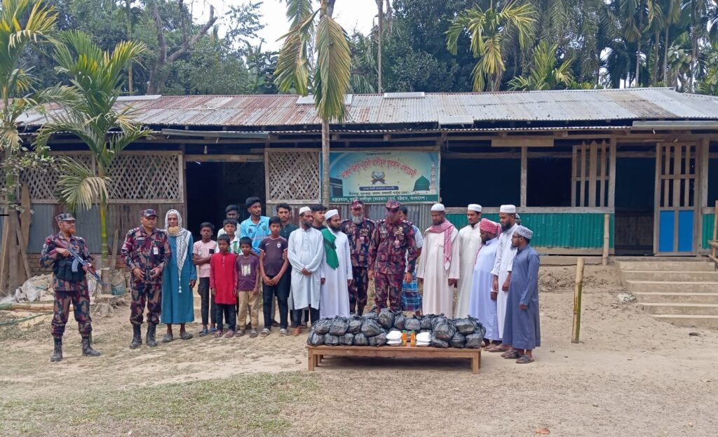 রাঙামাটির ভূষণছড়ায় অসহায় শিক্ষার্থীদের মাঝে বিজিবির ইফতার সামগ্রী বিতরণ