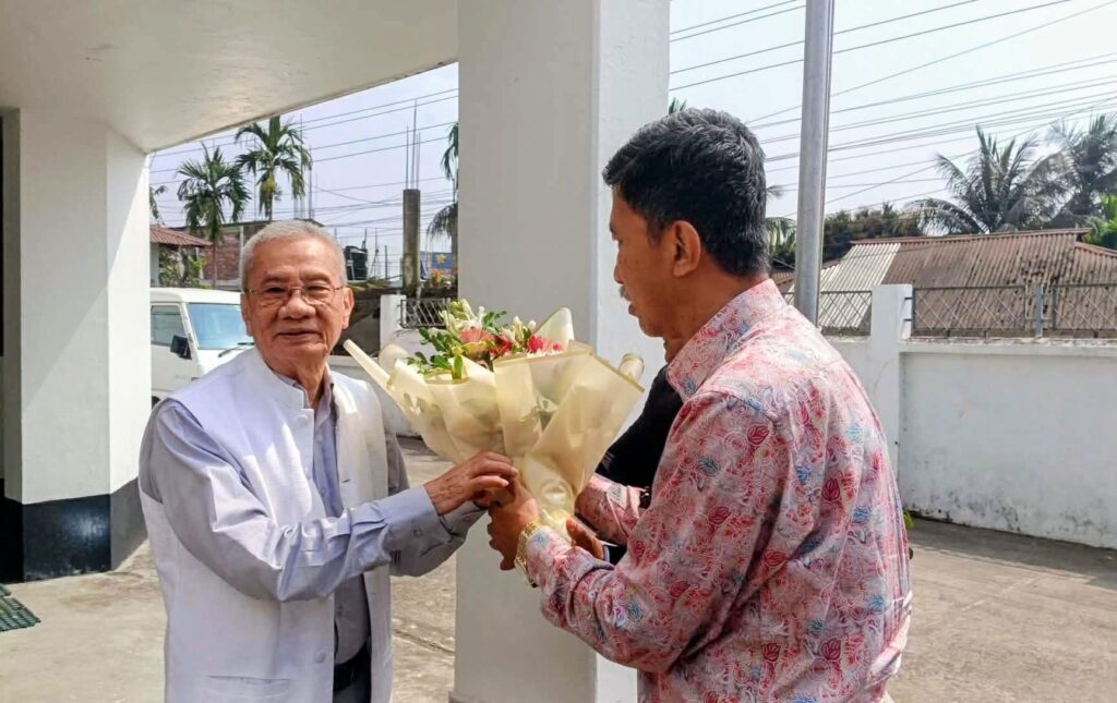 আঞ্চলিক পরিষদ চেয়ারম্যান সন্তু লারমার সাথে পার্বত্য মন্ত্রী দীপেন দেওয়ানের সৌজন্য স্বাক্ষাৎ