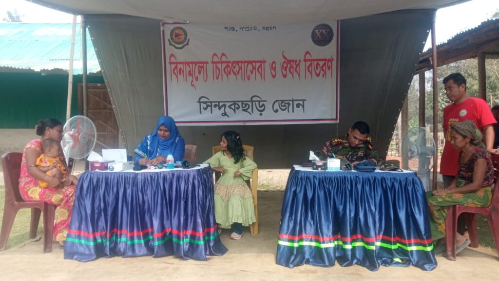 দুর্গম পাহাড়ে সিন্দুকছড়ি জোনের মেডিকেল ক্যাম্প: ২৬৮ জনকে চিকিৎসা ও বিনামূল্যে ওষুধ বিতরণ