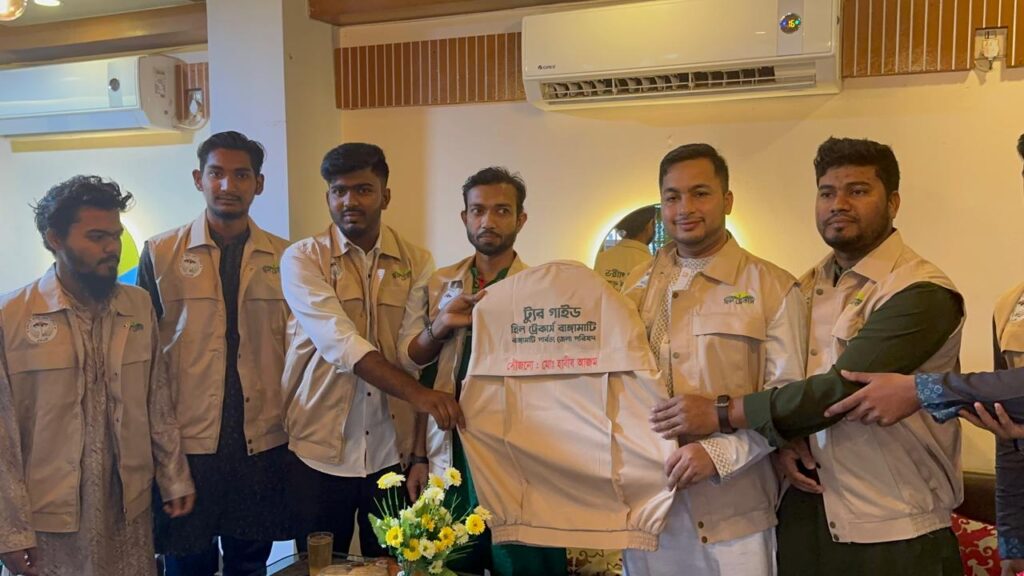 রাঙ্গামাটিতে প্রশিক্ষিত ট্যুর গাইডদের মাঝে ভেস্ট বিতরণ, পর্যটন সেবার মানোন্নয়নের উদ্যোগ